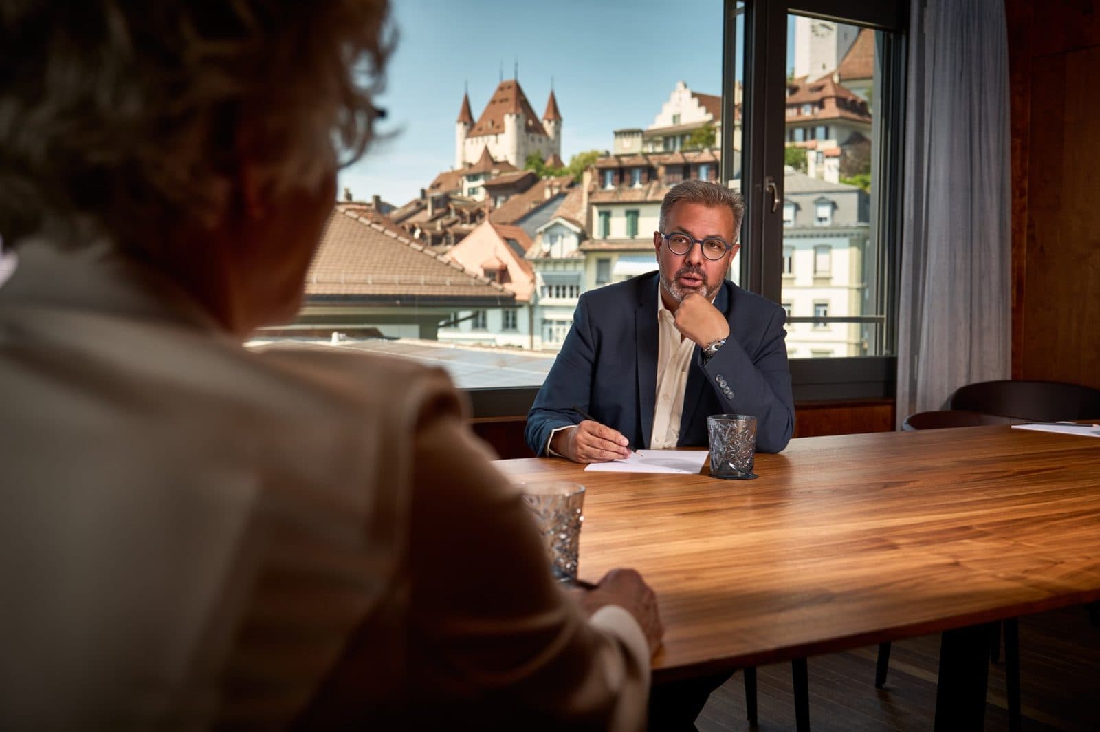 Nik Gugger im Gespräch, aufmerksam zuhörend