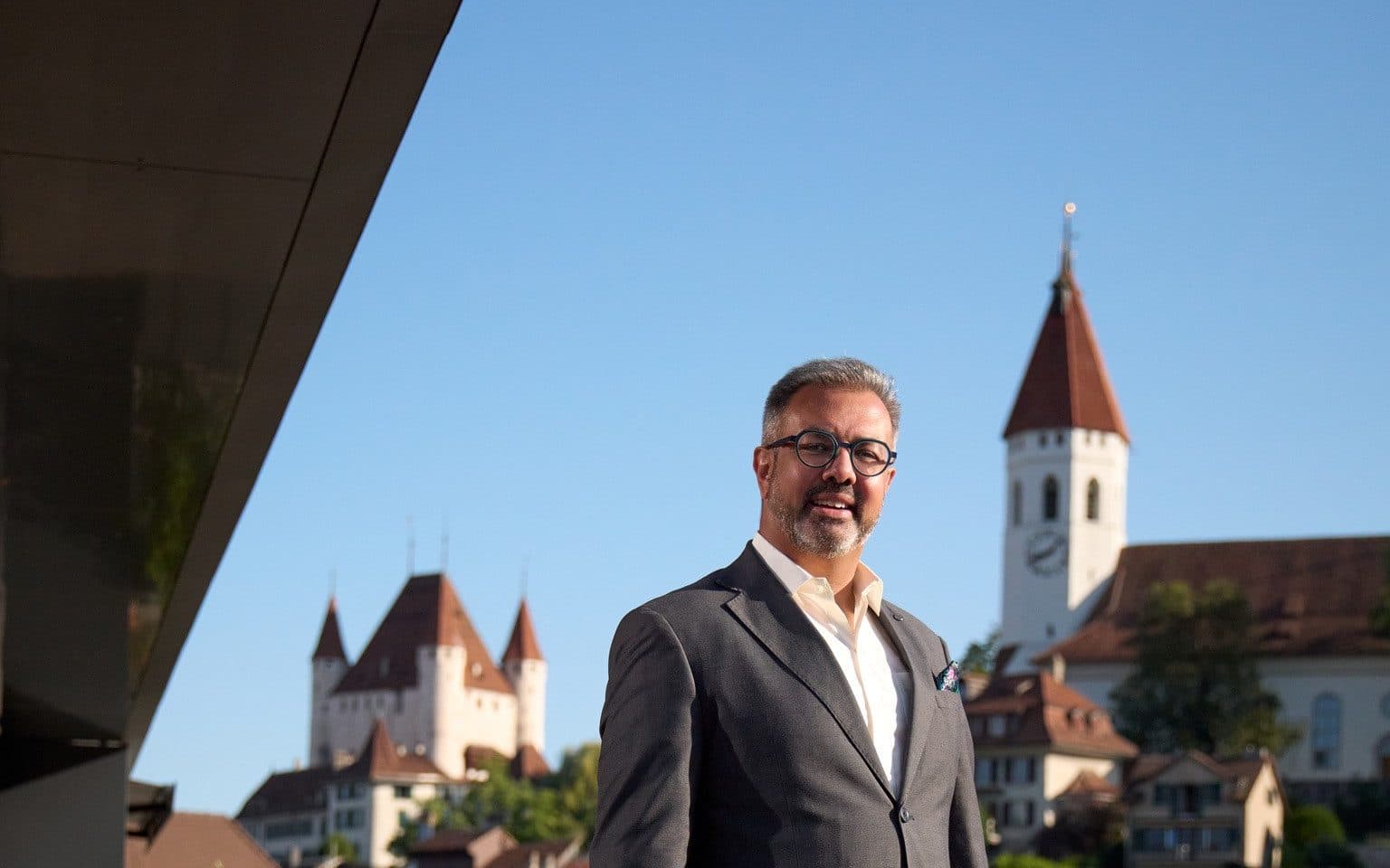 Nik Gugger vor Schloss Thun, Schweiz